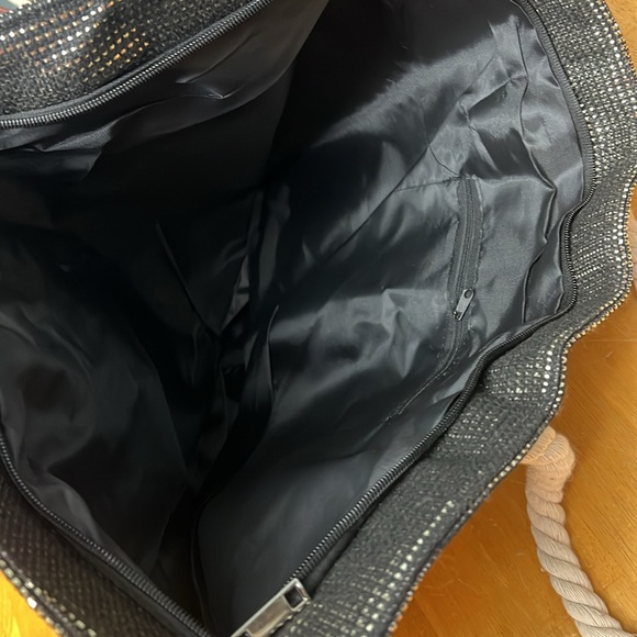 Unused Yumi beach bag w zipper, rope handles. Black metallic w gold lettering. - Picture 3 of 3